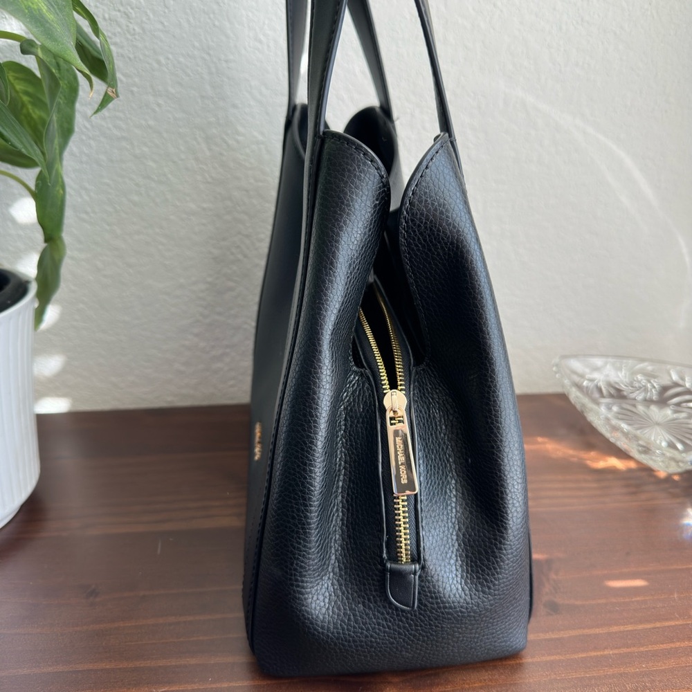 MAKE AN OFFER! Michael Kors Shoulder Bag - Picture 4 of 9